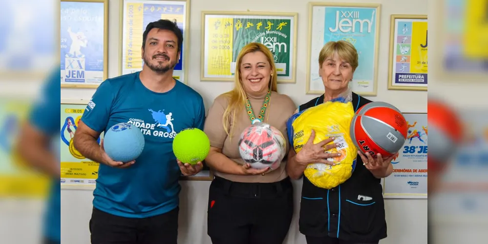 O secretário de Esportes, Ede Pimentel, estava presente na entrega destes materiais