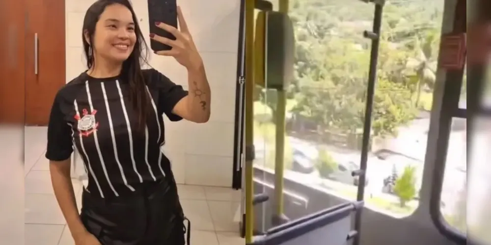 A janela teria se desencaixado completamente do batente enquanto o veículo trafegava. Sem qualquer apoio, a jovem foi ejetada para fora, atingindo o asfalto da rodovia