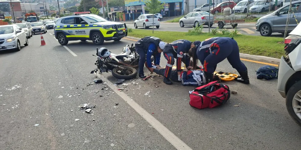 O condutor da motocicleta foi encaminhado até a Santa Casa de Ponta Grossa