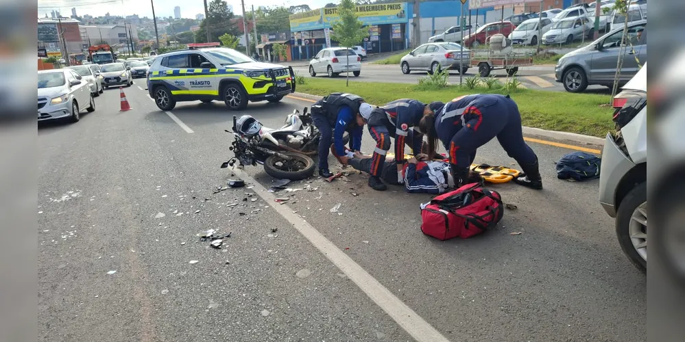 O condutor da motocicleta foi encaminhado até a Santa Casa de Ponta Grossa