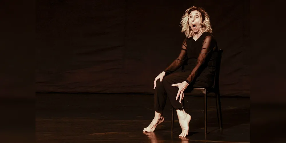 No monólogo, escrito, produzido e atuado por Stoklos, a atriz dá vida a duas rainhas rivais