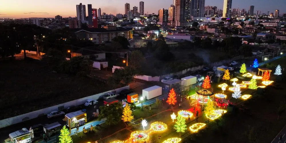 Árvores 'pulsam' ao ritmo da trilha sonora no Parque Linear de Ponta Grossa