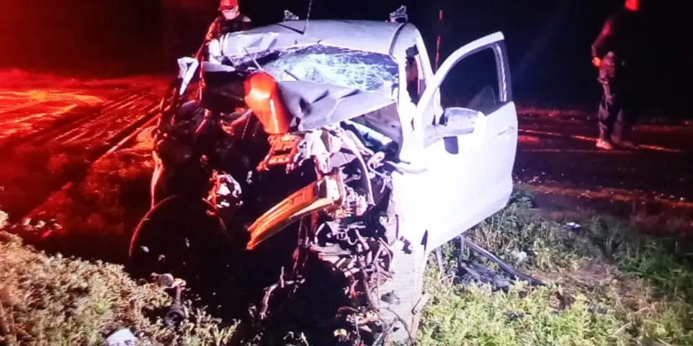 Carro ficou totalmente destruído com o impacto