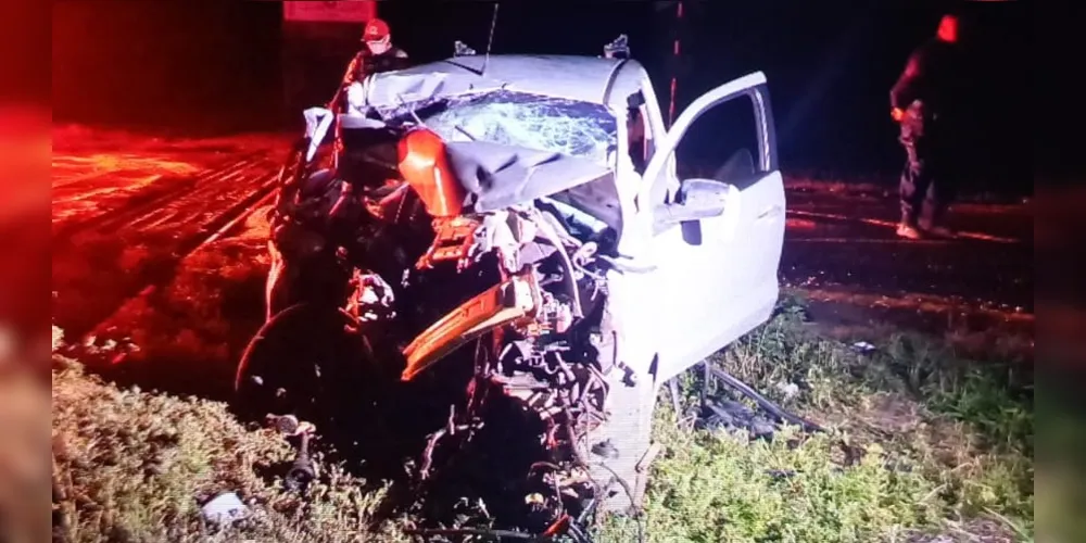 Carro ficou totalmente destruído com o impacto