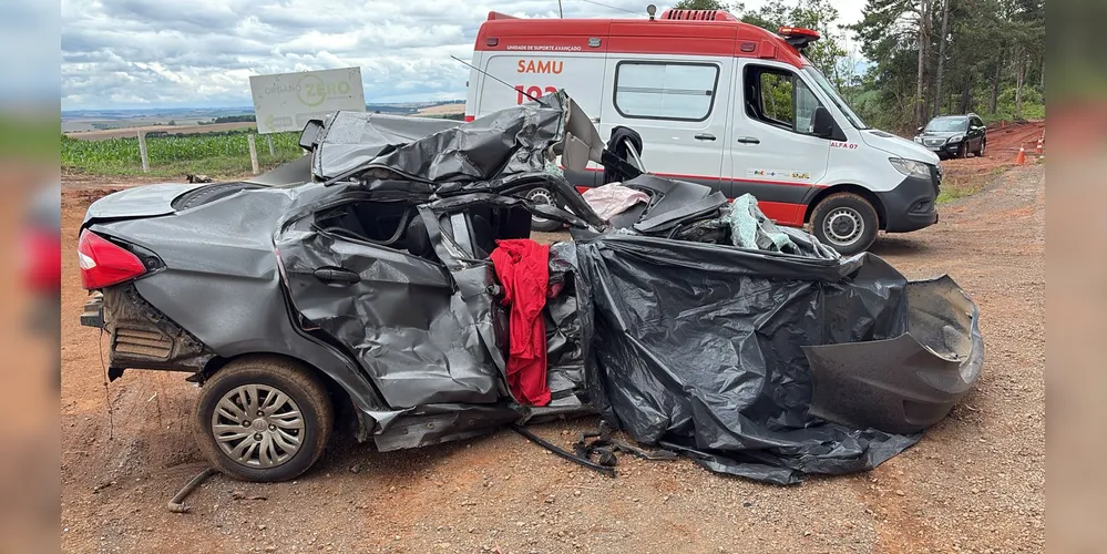 O carro de Elisson Michel Fernandes de Oliveira, morto no acidente, ficou totalmente destruído