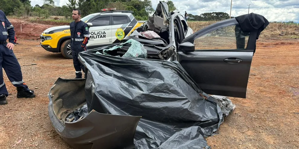 O carro de Elisson Michel Fernandes de Oliveira, morto no acidente, ficou totalmente destruído