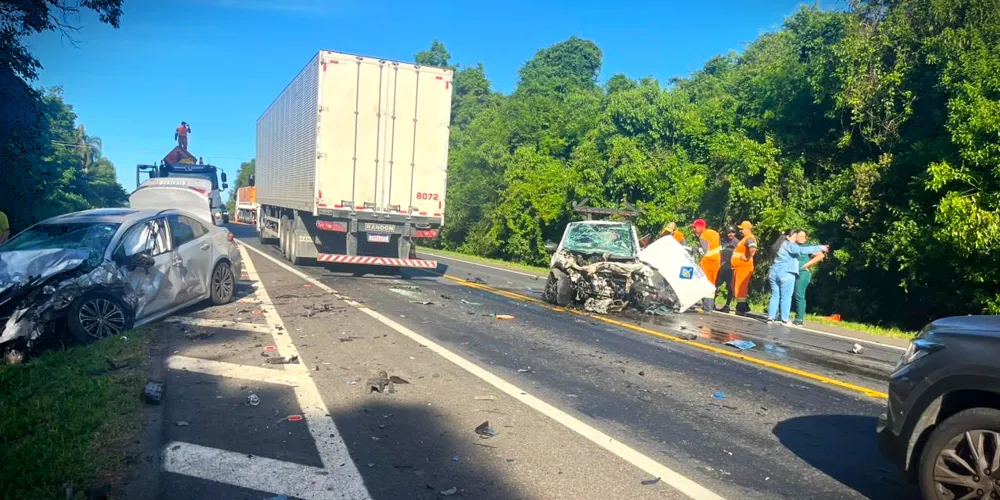 Colisão entre três veículos interditou totalmente a rodovia