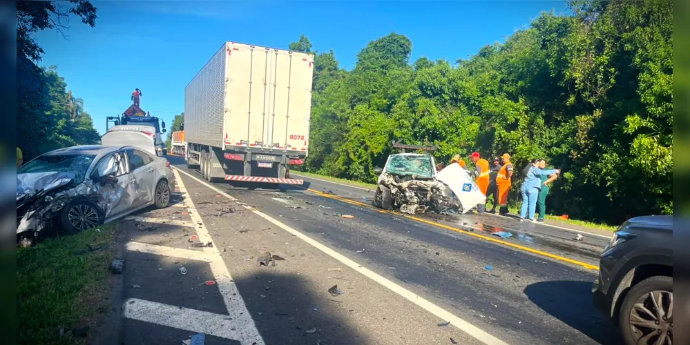 Colisão entre três veículos interditou totalmente a rodovia