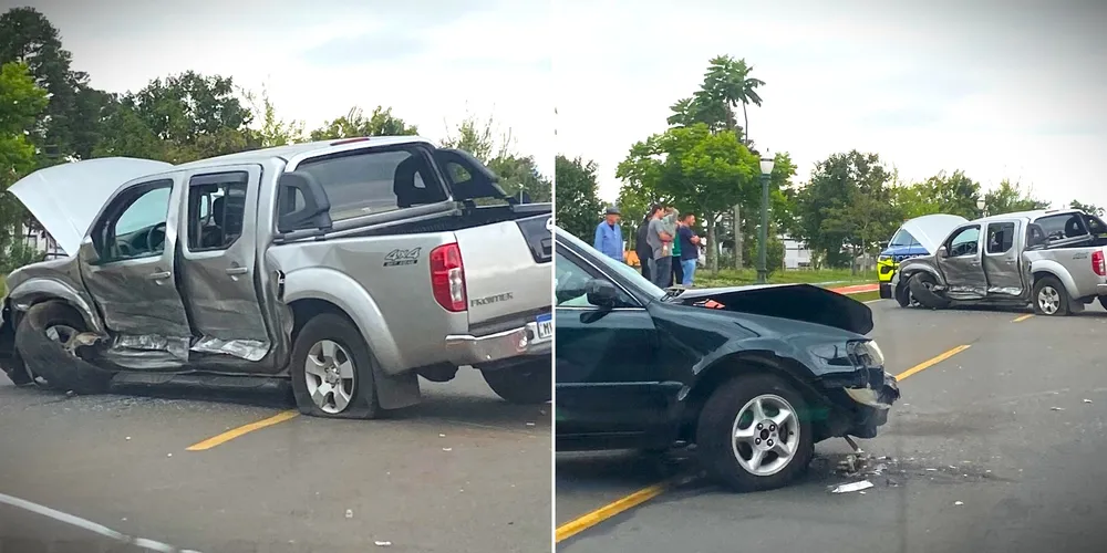 Veículos ficaram danificados após o acidente de trânsito