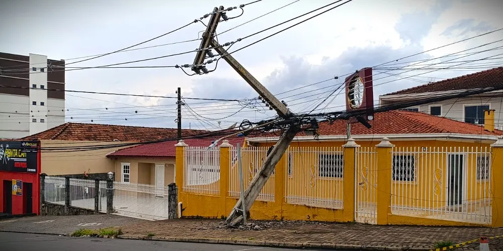Poste de energia elétrica ficou 'pendurado', até a chegada da equipe da Copel
