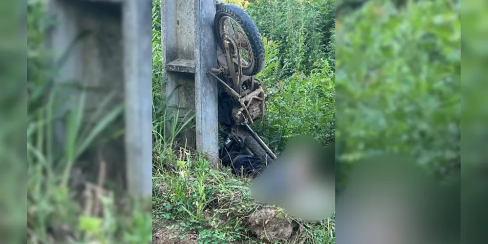 As vítimas foram encontradas às margens da estrada rural após o acidente de moto