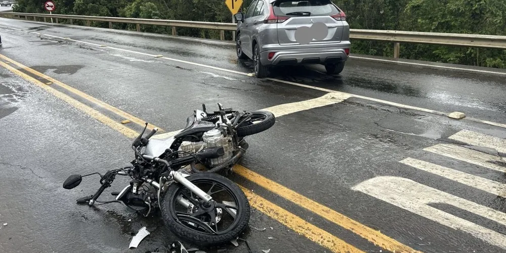 Motocicleta ficou completamente danificada após acidente