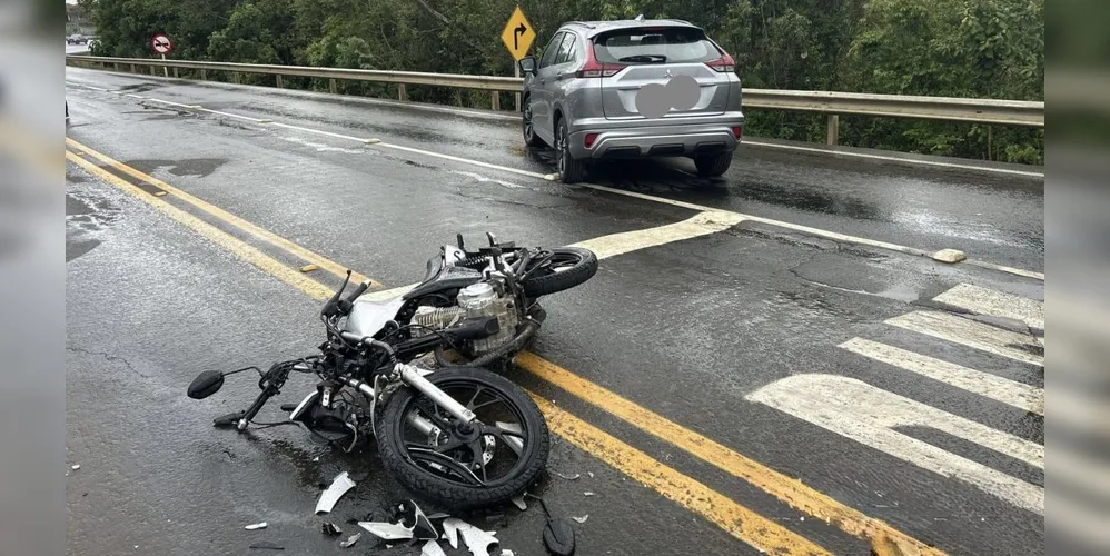 Motocicleta ficou completamente danificada após acidente