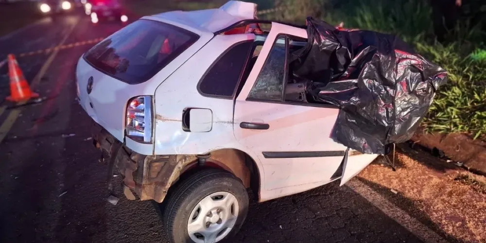 A batida envolveu um carro modelo Gol Volkswagem e um ônibus