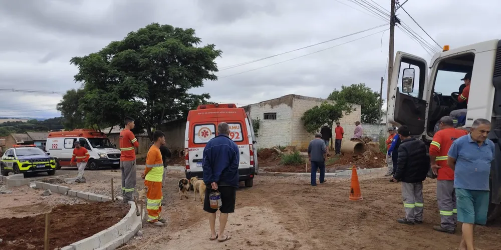 Duas ambulâncias do Serviço de Atendimento Móvel de Urgência (Samu) foram acionadas para prestar atendimento no local
