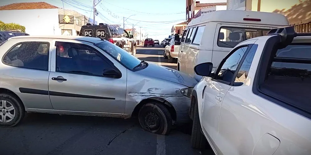 Colisão aconteceu no Centro de Piraí do Sul