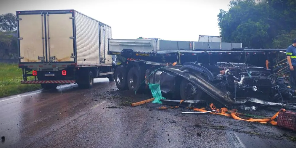 Veículo ficou danificado com a colisão contra o barranco