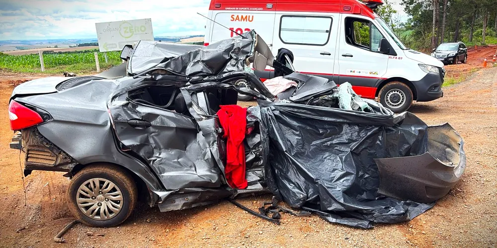 Vítima conduzia um carro; veículo ficou completamente destruído