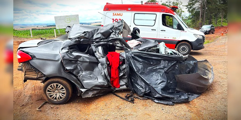 Vítima conduzia um carro; veículo ficou completamente destruído