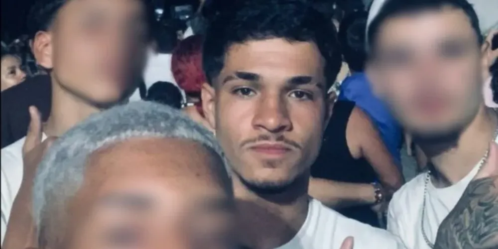 O adolescente Douglas Vinicius Mercer em foto tirada horas antes de morrer