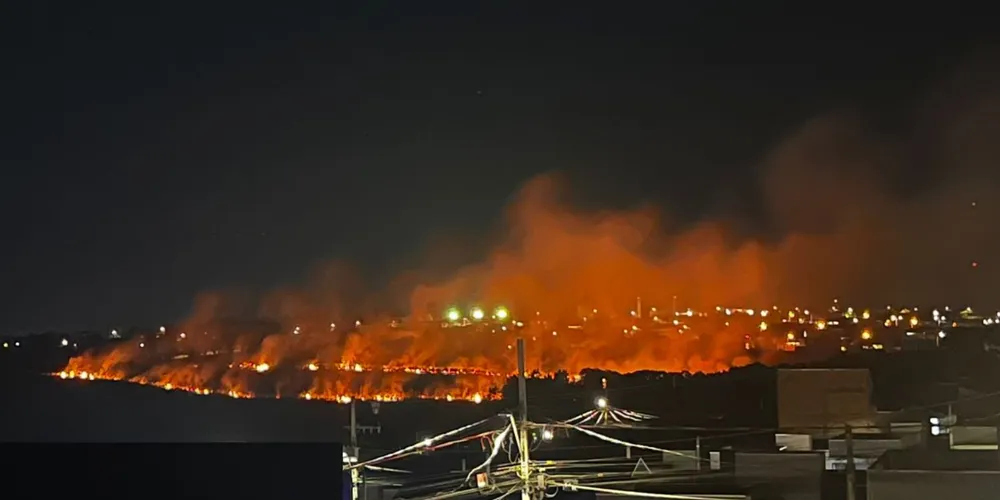 Moradores compartilharam imagens das chamas
