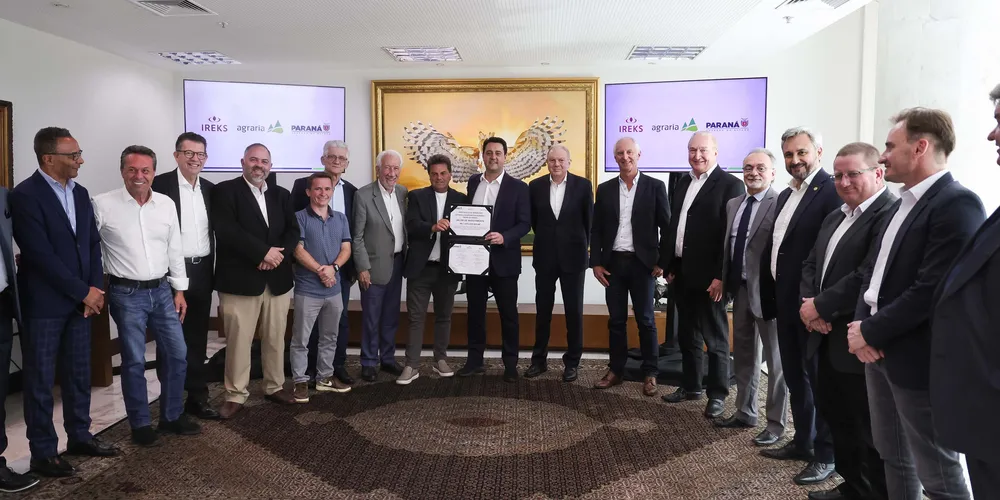 Ratinho Junior, Denilson Baitala, representantes da Agrária e da Ireks, e secretários e deputados estaduais estiveram reunidos para a assinatura do protocolo