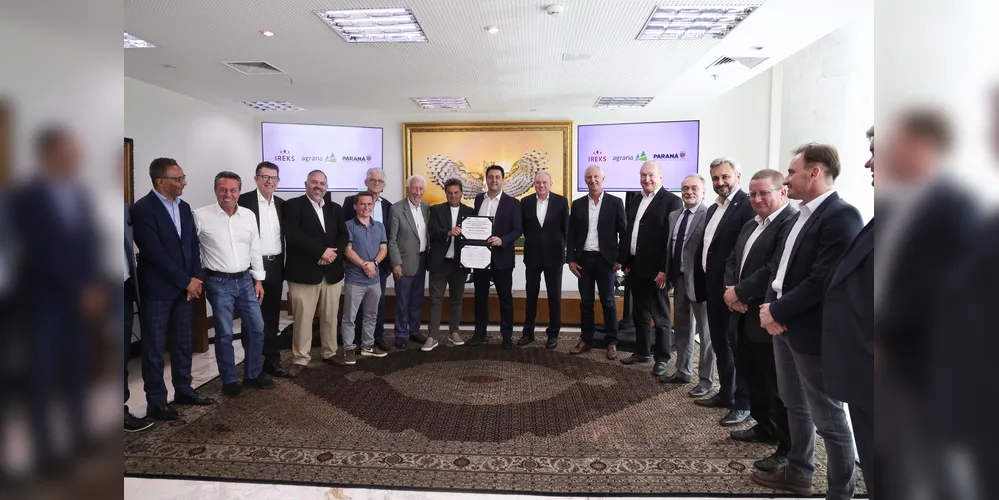 Ratinho Junior, Denilson Baitala, representantes da Agrária e da Ireks, e secretários e deputados estaduais estiveram reunidos para a assinatura do protocolo