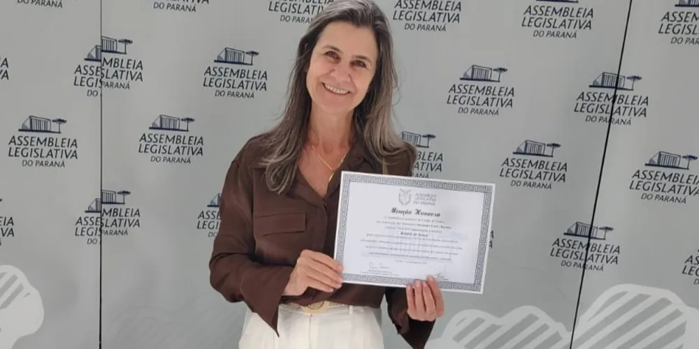 Beatriz de Souza, presidente da Assarte, foi homenageada na Assembleia Legislativa do Paraná