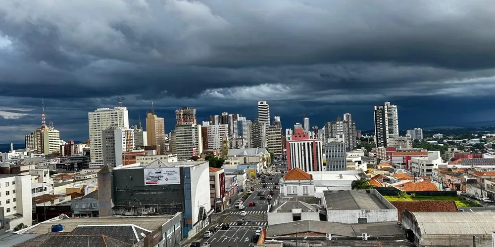 A Defesa Civil do Paraná emitiu um alerta, na tarde desta segunda, para os moradores poderem se proteger da possível tempestade