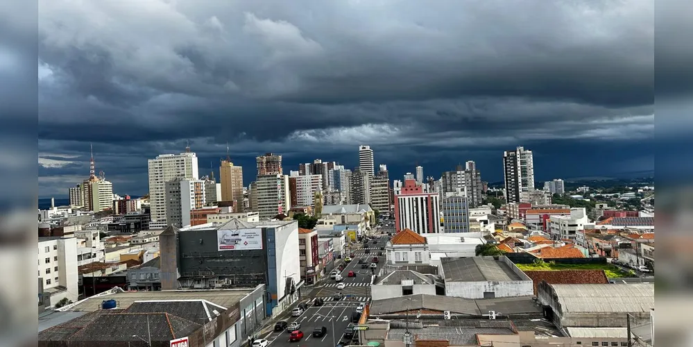A Defesa Civil do Paraná emitiu um alerta, na tarde desta segunda, para os moradores poderem se proteger da possível tempestade