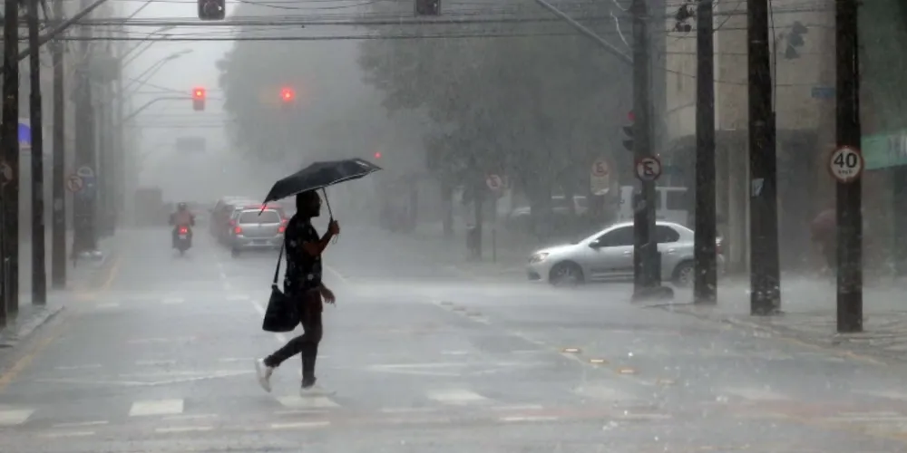 Fortes chuvas devem iniciar nesta sexta e permanecem até domingo