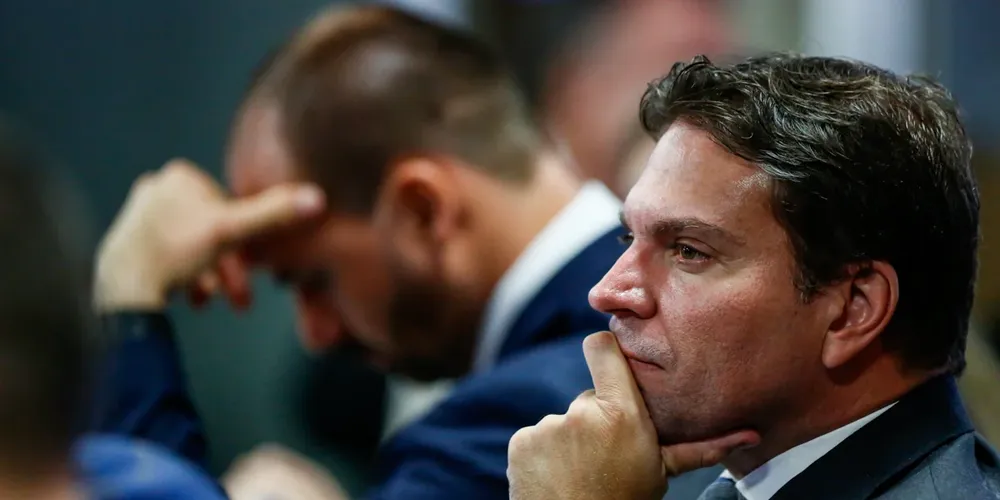 Alexandre Ramagem (PL-RJ) e, no fundo, Eduardo Bolsonaro (PL-SP)