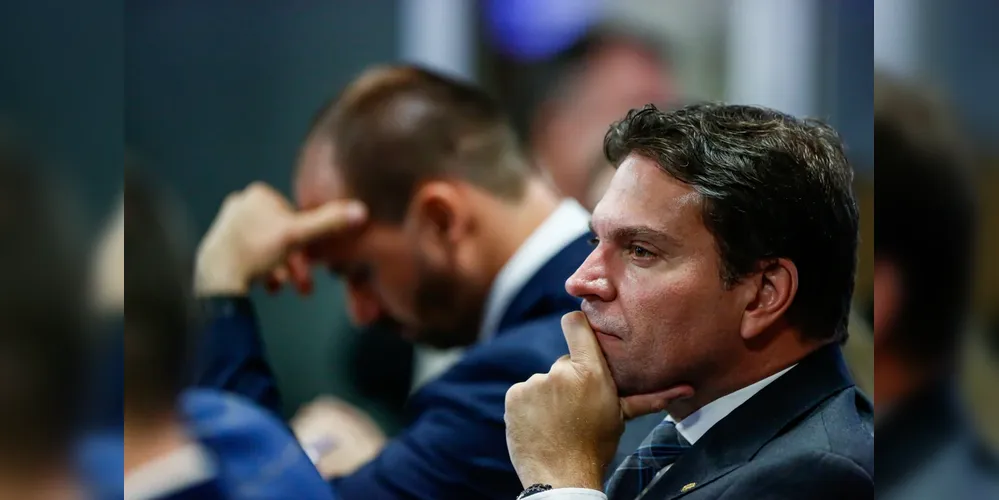 Alexandre Ramagem (PL-RJ) e, no fundo, Eduardo Bolsonaro (PL-SP)