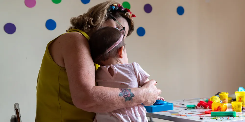 Crianças participam de celebração em casa da acolhida, onde ficam sob cuidados de famílias antes de serem adotadas
