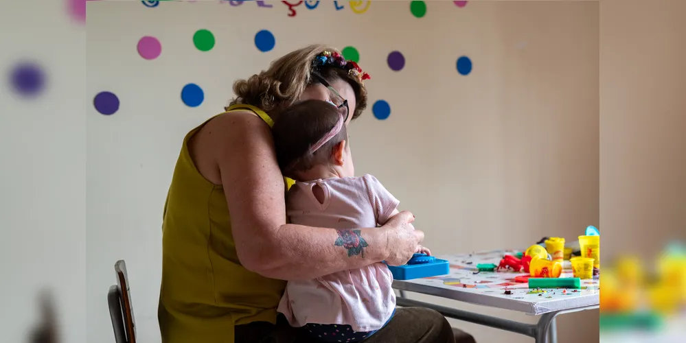 Crianças participam de celebração em casa da acolhida, onde ficam sob cuidados de famílias antes de serem adotadas
