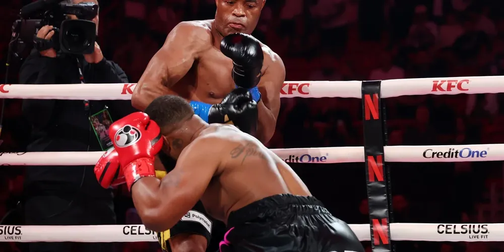 O brasileiro aplicou uma sequência de golpes sobre o americano, que caiu no ringue