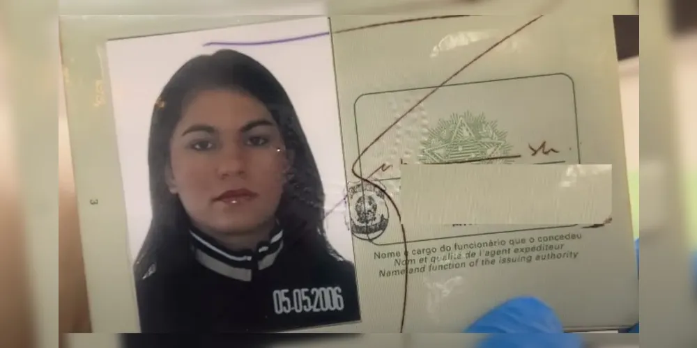 Ao reconhecer o nome no passaporte, o morador entregou o documento à representação brasileira