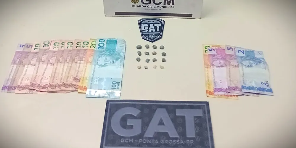 Entorpecente e certa quantia em dinheiro foram apreendidos