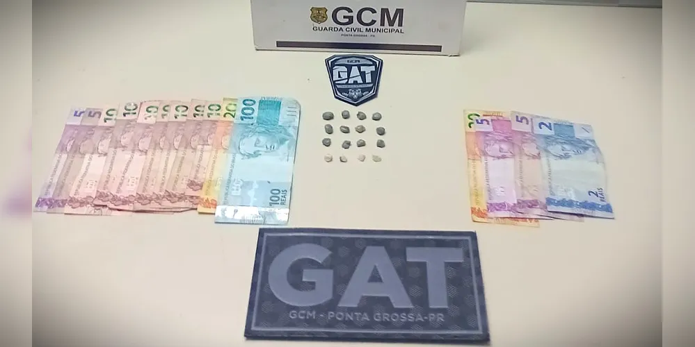 Entorpecente e certa quantia em dinheiro foram apreendidos