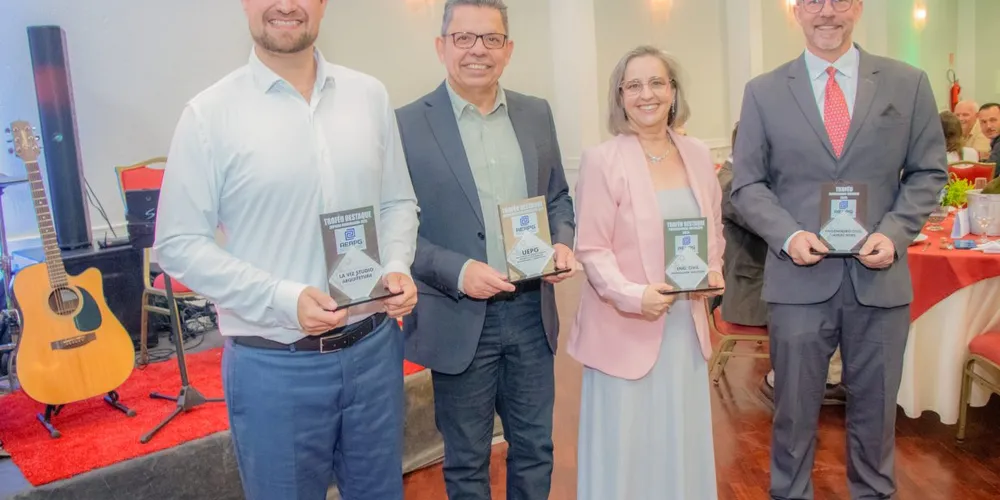 O reitor da UEPG, Miguel Sanches Neto, com os membros da Associação dos Engenheiros e Arquitetos de Ponta Grossa (Aeapg)