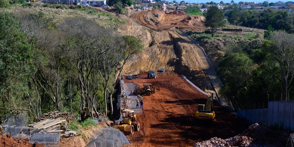 Avenida Anita Garibaldi, na região do bairro Órfãs, em Ponta Grossa, durante obras