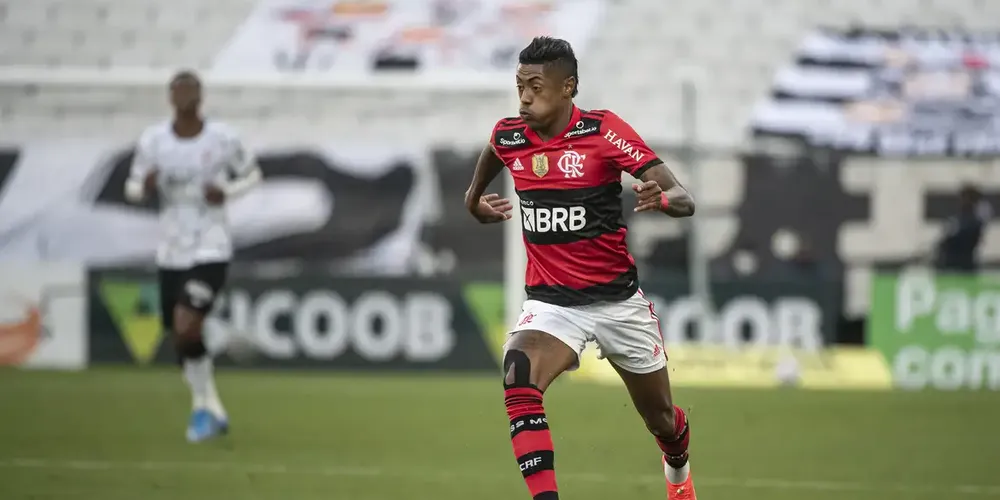 Bruno Henrique em ação contra o Corinthians, na Neo Química Arena