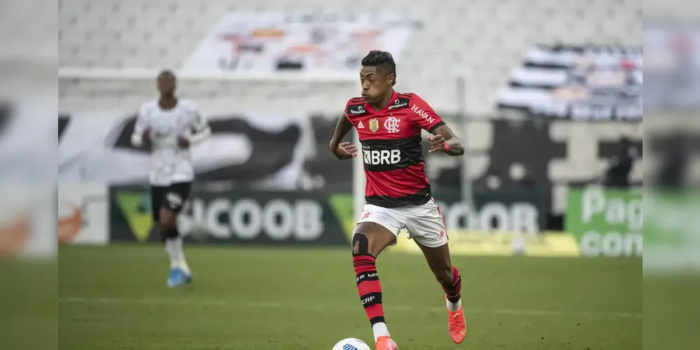 Bruno Henrique em ação contra o Corinthians, na Neo Química Arena