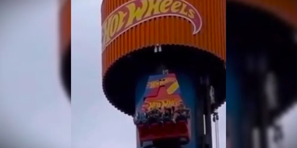 Irmãos ficaram cerca de 20 minutos presos no brinquedo