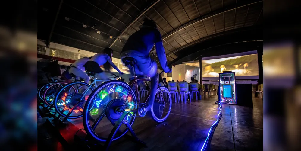 Público pode escolher de onde e como prefere assistir aos filmes, acomodado na plateia com 150 cadeiras ou pedalando nas estações de bicicletas