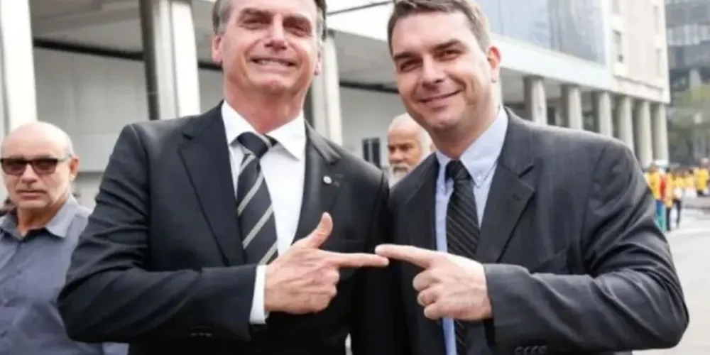 Jair Bolsonaro, ao lado do filho, Flávio Bolsonaro
