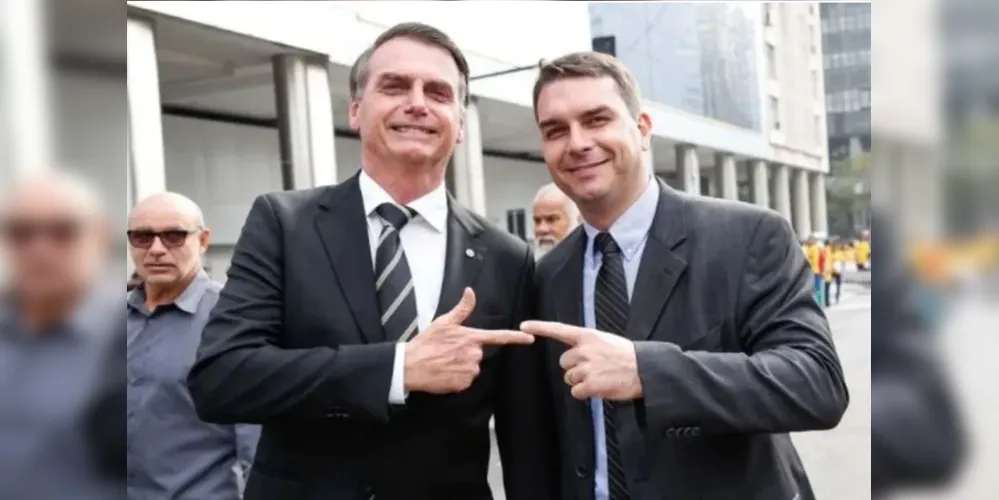 Jair Bolsonaro, ao lado do filho, Flávio Bolsonaro