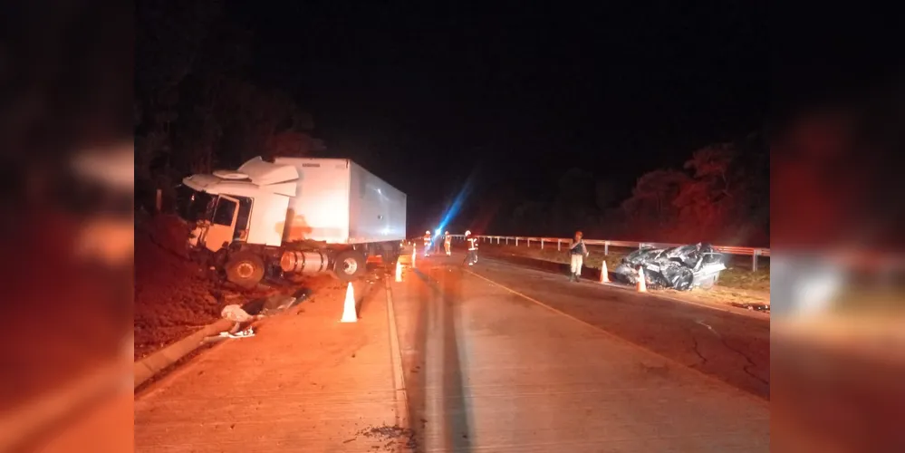 Com a colisão, o 'Gol' ficou completamente destruído, e o caminhão também sofreu danos materiais