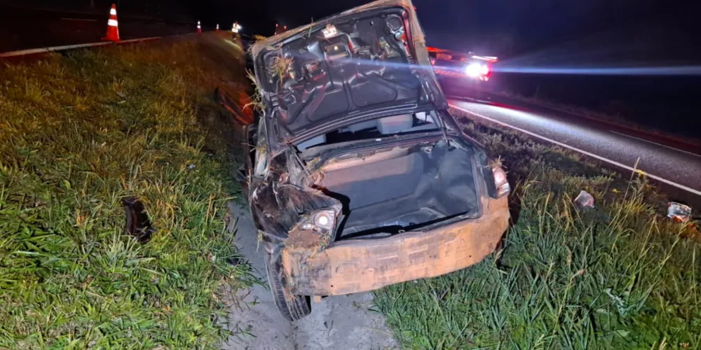 O véiculo só parou após atingir o canteiro central