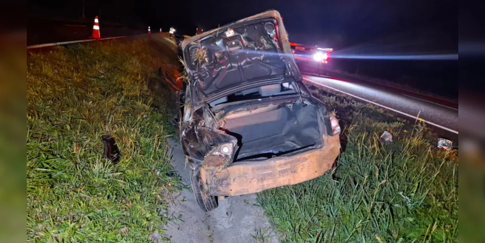 O véiculo só parou após atingir o canteiro central